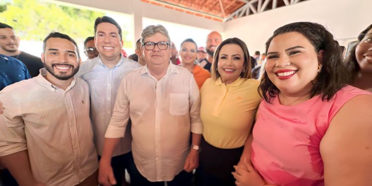 João Azevêdo prestigia prefeita Luciene, entrega Condomínio Cidade Madura e garante mais de R$ 5 milhões para a Saúde de Bayeux