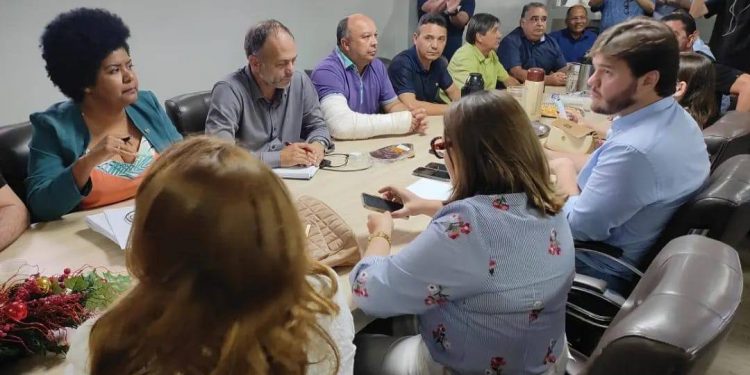 Bruno Cunha Lima “bate cabeça” com vereadores e não consegue aprovar LOA 2024