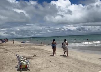 Obra da prefeitura de Cabedelo despeja galeria com forte odor na Praia Formosa