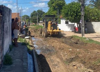 Secretaria de Planejamento de Bayeux atende demanda que se arrastava há 10 anos e inicia trabalho de terraplanagem em ruas