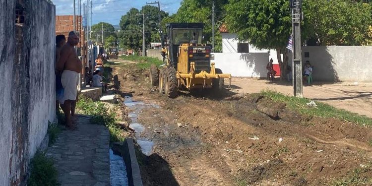 Secretaria de Planejamento de Bayeux atende demanda que se arrastava há 10 anos e inicia trabalho de terraplanagem em ruas