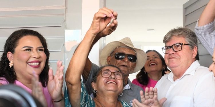 João Azevêdo inaugura Cidade Madura em Bayeux e reforma de escolas em Alhandra e Sapé