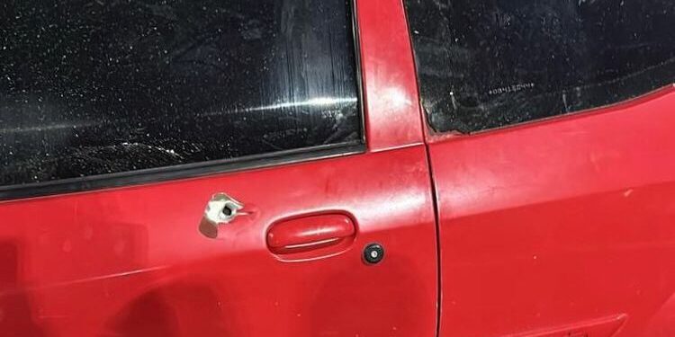 Carro de vereador é alvejado por tiros em Cabedelo