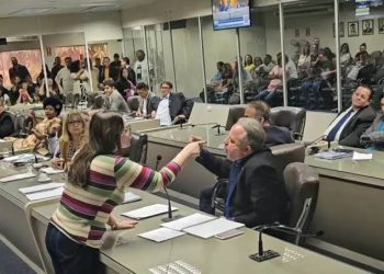 Em sessão tumultuada, vereadores vencem quebra de braço contra Bruno e aprovam LOA 2024