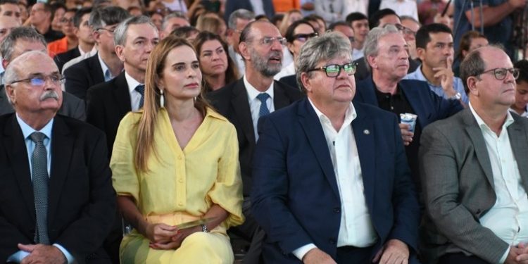 João Azevêdo inaugura novo prédio de escola construída em parceria com a Unimed