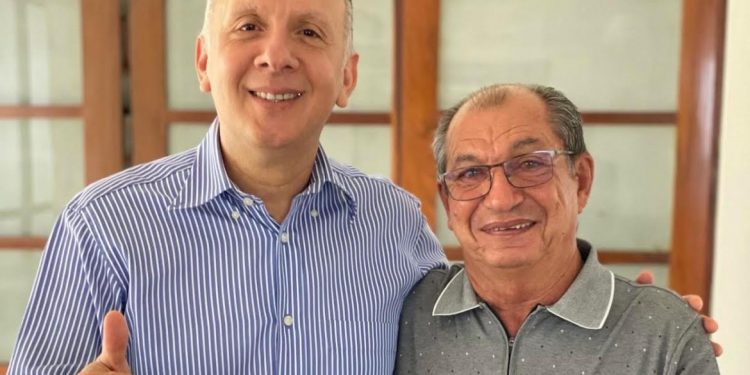 Bastidores: Aguinaldo Ribeiro confirma apoio à pré-candidatura de Roberto Feliciano em Sapé
