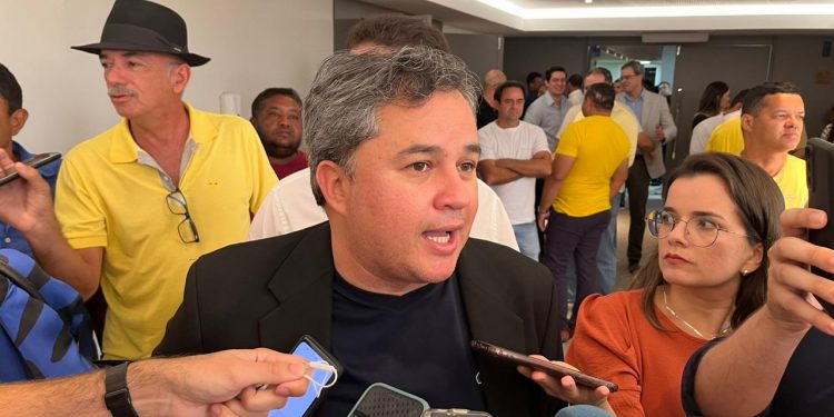 Mesmo após Vitor Hugo descumprir acordo, Efraim garante apoio a André Coutinho