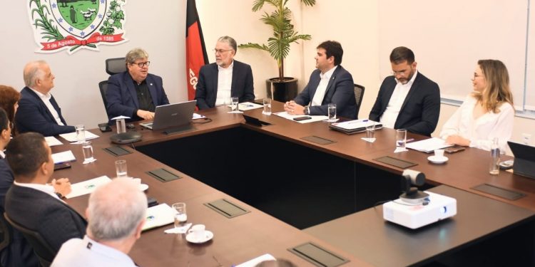 Eduardo Carneiro participa de reunião com João Azevedo e ministro do Empreendedorismo e discute parcerias para a PB