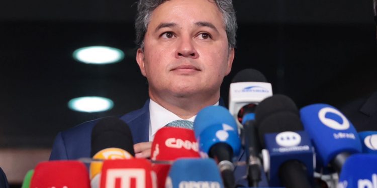 Efraim defende devolução total da MP que reonera a folha de pagamento