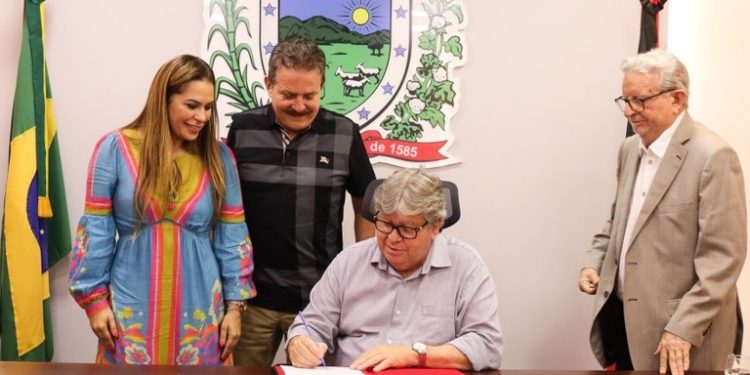 Em reunião com deputado Tião Gomes, governador autoriza obra do contorno de Areia com investimentos de R$ 17 milhões