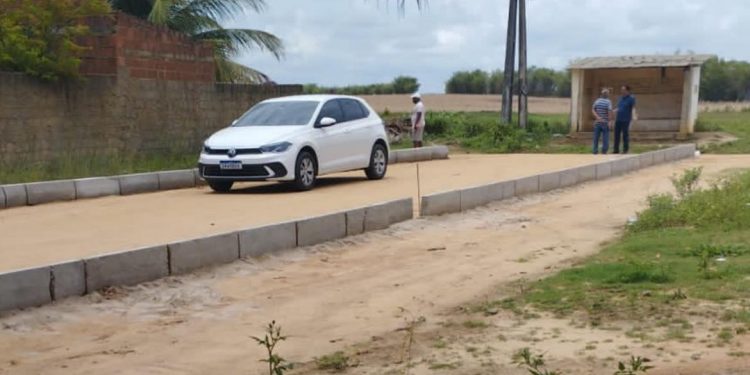 Léo Bandeira atende antiga reivindicação e autoriza calçamento do Assentamento Oiteiro de Miranda