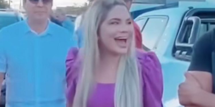 Após se separar do filho de Aluísio Régis, prefeita de Conde surge com novo affair