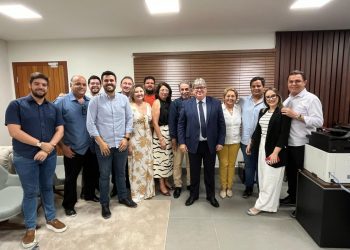 Governador promove união dos grupos de Wilson Santiago e Leninha Romão, em Uiraúna