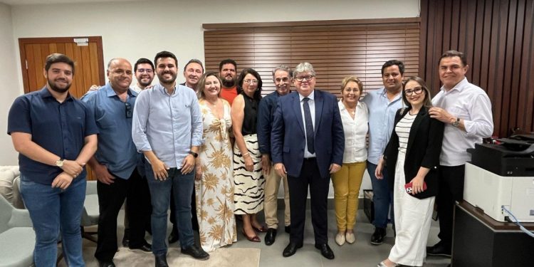 Governador promove união dos grupos de Wilson Santiago e Leninha Romão, em Uiraúna