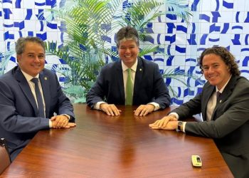 Efraim, Veneziano e Ruy Carneiro vão à mesa para discutir eleição na Capital
