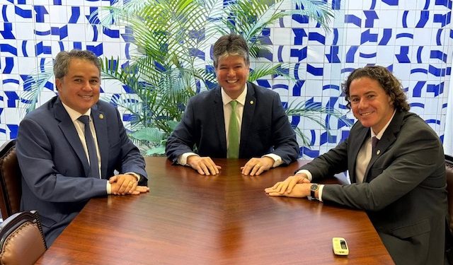 Efraim, Veneziano e Ruy Carneiro vão à mesa para discutir eleição na Capital