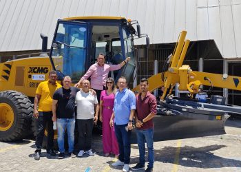 Prefeito Léo Bandeira consegue motoniveladora e perfuração de poços pra Lucena