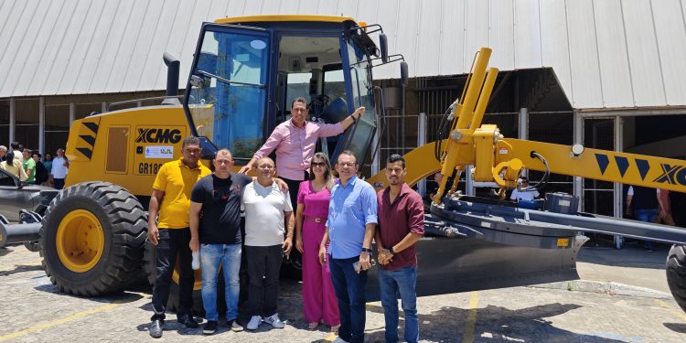 Prefeito Léo Bandeira consegue motoniveladora e perfuração de poços pra Lucena
