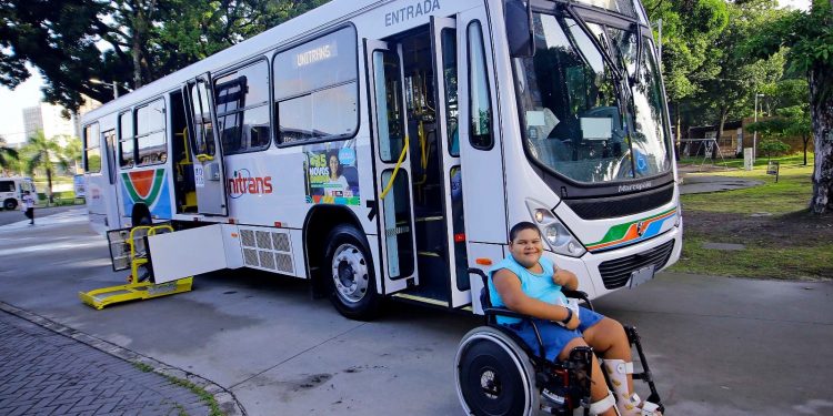Cícero entrega 35 novos ônibus para renovação da frota da Capital, que se torna a 3ª mais nova do Nordeste