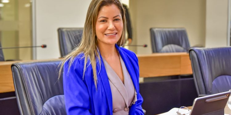 Danielle destina ambulância para Praia de Campina e mais três poços artesianos para Rio Tinto