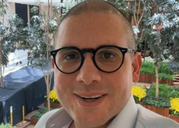 Hugo Motta aparece “careca” nas redes sociais após procedimento capilar