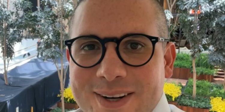 Hugo Motta aparece “careca” nas redes sociais após procedimento capilar