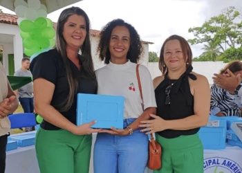 Prefeitura de Lucena investe em tecnologia e entrega tablets para alunos da rede municipal