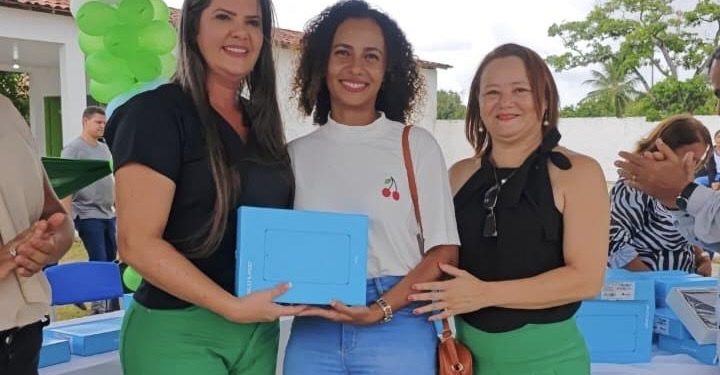 Prefeitura de Lucena investe em tecnologia e entrega tablets para alunos da rede municipal
