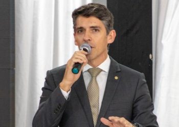 Tovar é ridicularizado nas redes sociais após apresentar projeto sobre ‘pastel de açúcar’