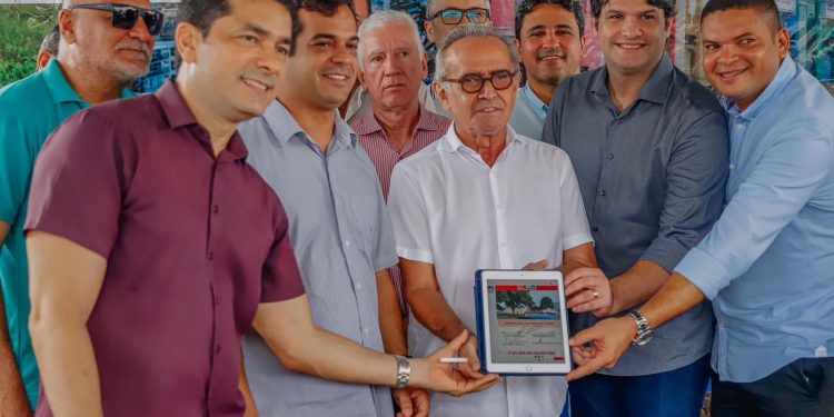 Cícero autoriza construção de praça no Bancários e anuncia outras três em Mumbaba, Ipês e Alto do Mateus