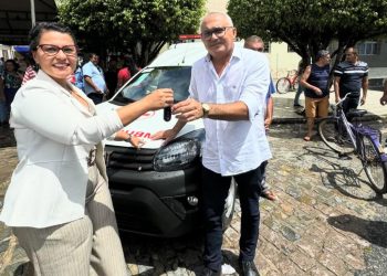 No aniversário de Pedras de Fogo, Dra. Jane entrega ambulância 0km para o município