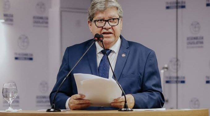 João aponta incoerência da oposição e afasta tese de “manobra” em requerimento que desobriga secretários a irem à ALPB
