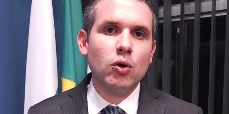 Hugo Motta anuncia retirada do projeto que autoriza banco a confiscar FGTS do trabalhador