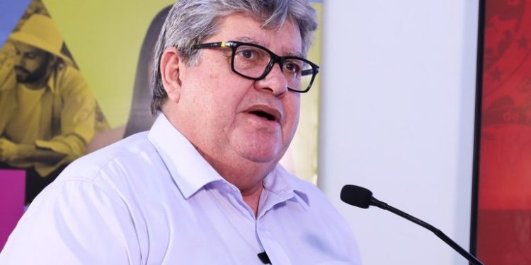 João Azevêdo anuncia bolsa estágio de R$500 para alunos de escolas técnicas na Paraíba