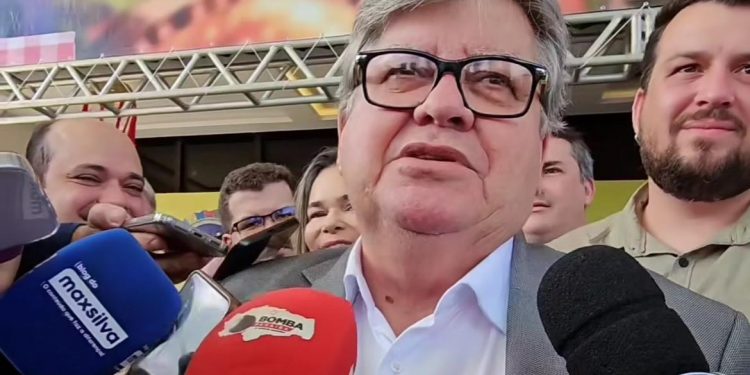 João Azevêdo ironiza espera por Romero em CG: “Estou esperando é o São João chegar”