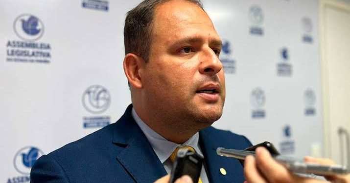 Justiça proíbe Eduardo Brito de usar bens públicos para promover carreatas