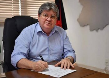 Governador sanciona lei que reestrutura PCCR dos profissionais de educação