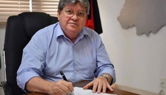 Governador sanciona lei que reestrutura PCCR dos profissionais de educação