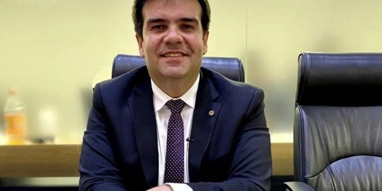 Com emenda de Eduardo Carneiro, Lucena ganha ambulância para atendimento à população