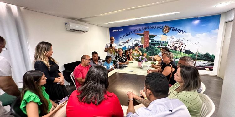 Luciene Gomes sanciona PCCR dos Agentes de Saúde e de Endemias de Bayeux