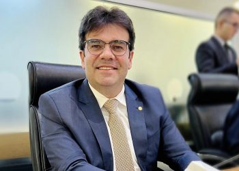 Eduardo Carneiro apresenta voto de aplausos à TV Arapuan/Band pela realização do ‘Prêmio Band Cidades Excelentes’, na Paraíba