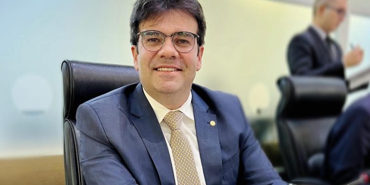 Eduardo Carneiro apresenta voto de aplausos à TV Arapuan/Band pela realização do ‘Prêmio Band Cidades Excelentes’, na Paraíba