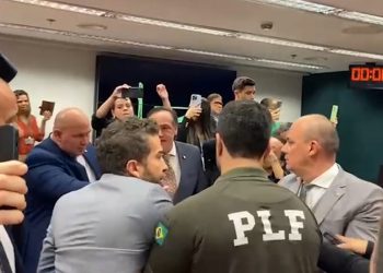 Confusão na Câmara: Cabo Gilberto dá ‘gravata’ em Janones para evitar briga com Nikolas