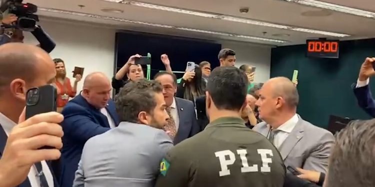 Confusão na Câmara: Cabo Gilberto dá ‘gravata’ em Janones para evitar briga com Nikolas