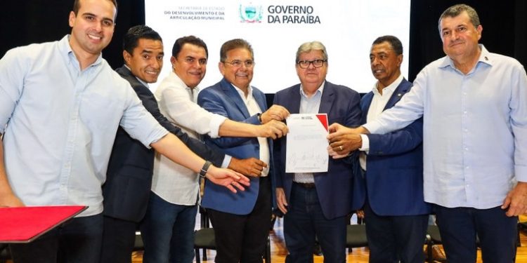 João Azevêdo autoriza pagamento de R$ 133,2 milhões de emendas dos deputados