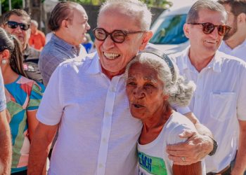 Cícero entrega 133 ruas pavimentadas e asfaltadas em vários bairros da Capital