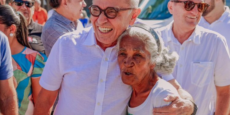 Cícero entrega 133 ruas pavimentadas e asfaltadas em vários bairros da Capital