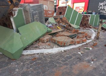 Praça do relógio: a derrubada das horas; por Efraim Filho