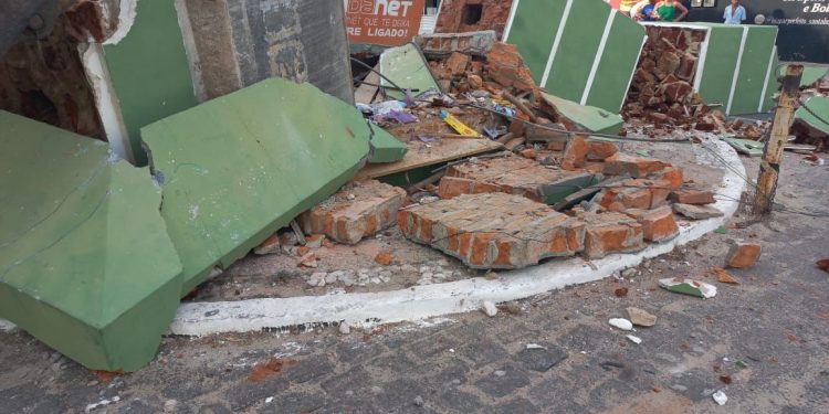 Praça do relógio: a derrubada das horas; por Efraim Filho