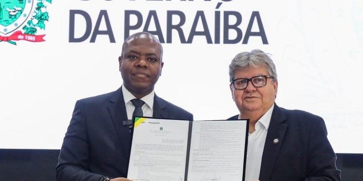 João Azevêdo oficializa adesão da Paraíba ao Plano Nacional da Pessoa com Deficiência